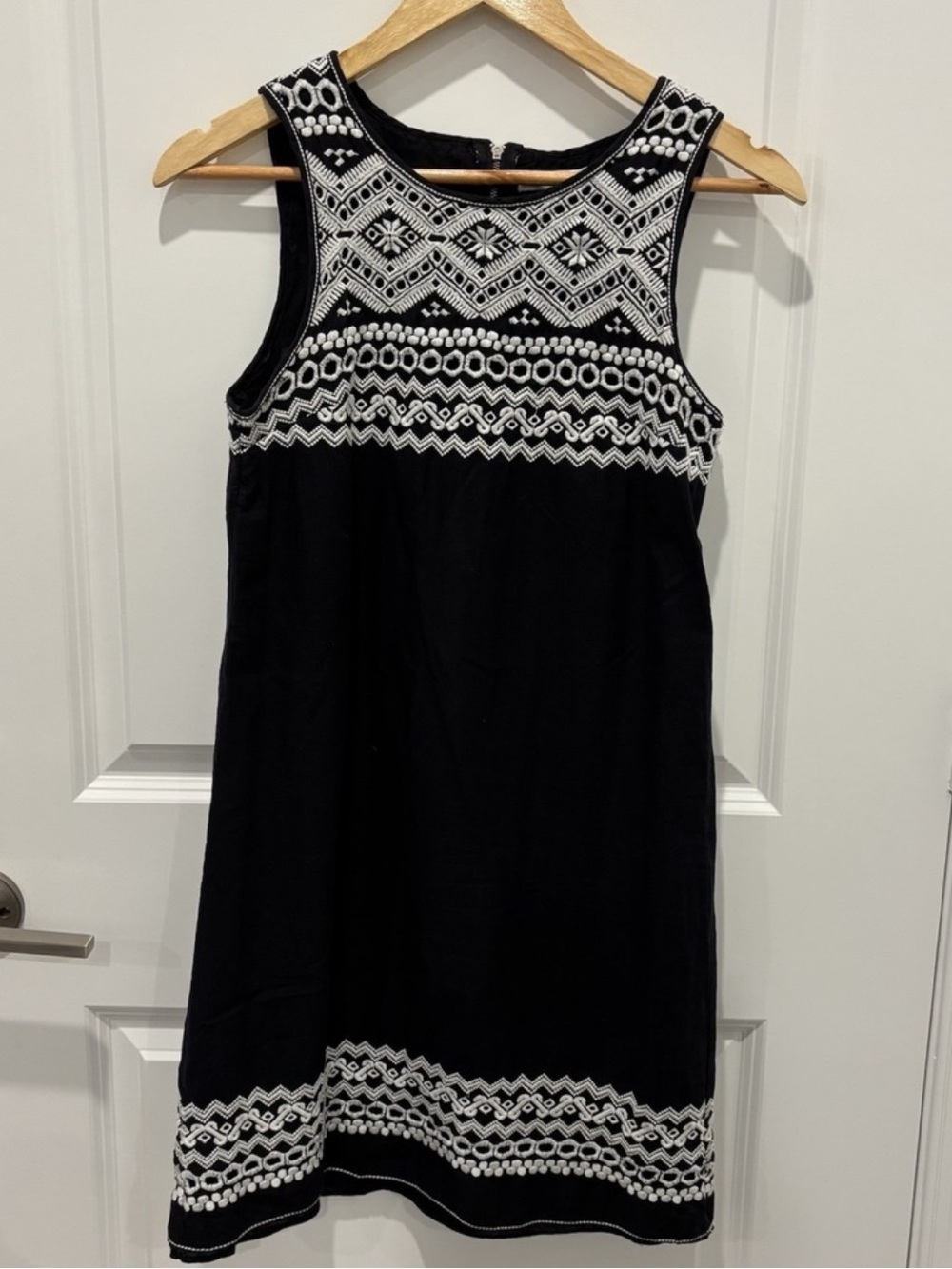 MAX STUDIO White & Navy Blue Embroidered Sleeveless Cotton Shift Dress Size M